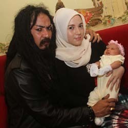 Kemesraan Limbad & Istri Mudanya