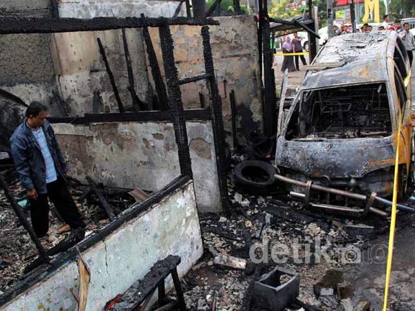 Mobil Terbakar, Ludeskan 4 Ruko