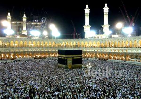 Jamaah Haji Berpamitan ke Kabah