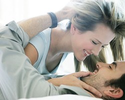 5 Cara Memberi Isyarat Bercinta pada Suami