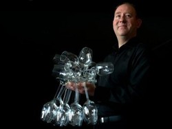 Ahli Wine Ini Berhasil Pegang 51 Gelas Dengan Satu Tangan