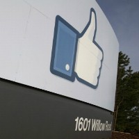 Topan Sandy Batalkan Event Besar Facebook