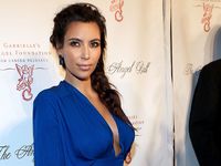 Kim Kardashian Cantik Bergaun Biru
