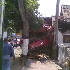 Truk Fuso Tabrak Bikers dan Dua Rumah Warga