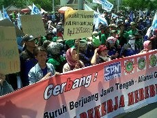 Protes UMK Rendah, Ribuan Buruh Mengadu DPRD Jateng 