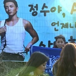 Fans dari Berbagai Negara Antar Leeteuk Wajib Militer
