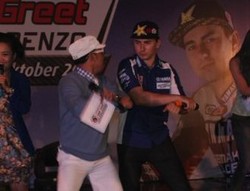 Lorenzo Joget Gangnam Style di Depan Fans