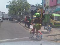 Pesepeda dengan Helm Motor