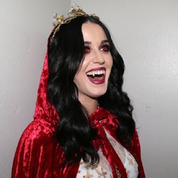 Ultah, Katy Perry Berubah Jadi Vampire