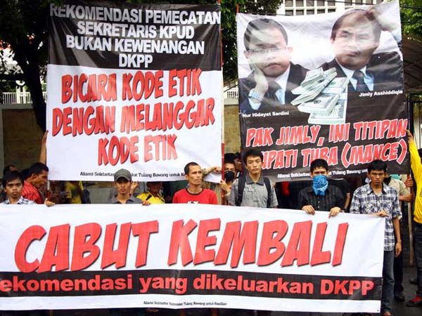 Jimly Diminta Mundur