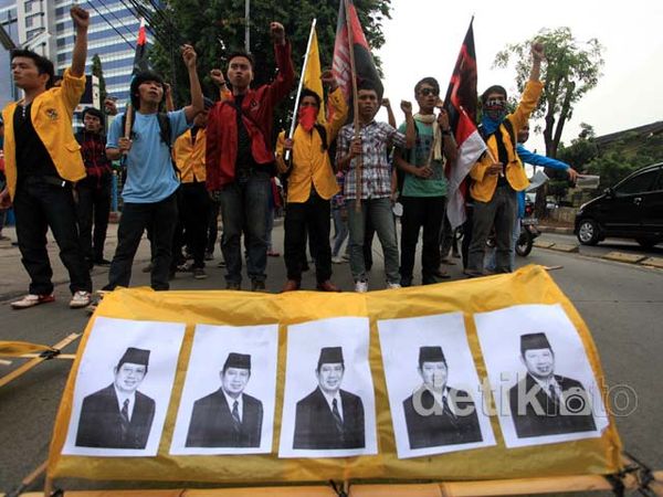 Puluhan Mahasiswa Tuntut Presiden SBY Turun