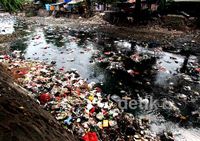 Sampah Cemari Kali Cipinang Muara