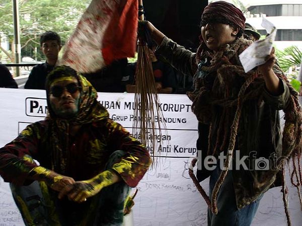 Aksi Teatrikal Dukung KPK