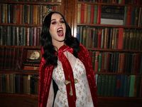 Ultah, Katy Perry Berubah Jadi Vampire