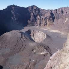 Bau Belerang Mulai Tercium dari Gunung Raung
