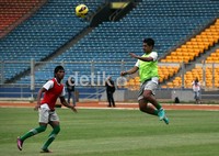Bepe (kanan) yang berlaga di klub ISL, mulai bergabung ke Timnas untuk Piala AFF 2012. Ia juga mulai berlatih bergabung bersama pemain timnas lainnya, melakukan sesi latihan pagi dan sore, di Stadion GBK Senayan, Jakarta.