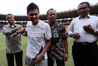 Ketua Umum PSSI Djohar Arifin Hussin (kiri), menyalami penyerang kawakan Bambang Pamungkas (kedua dari kiri), usai melakukan sesi latihan.