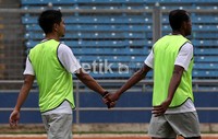 Bambang Pamungkas (kiri), saling bergandeng tangan bersama Ellie Aiboy (kanan), saat melakukan sesi latihan bersama.