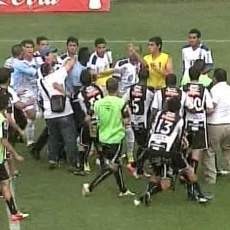 Pemain Baku Hantam, Wasit Keluarkan 17 Kartu Merah