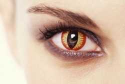 Hati-hati! Lensa Kontak Ala Manusia Serigala Bisa Berbahaya