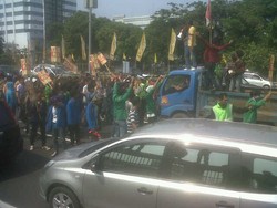 Tolak RUU Kamnas, Mahasiswa Bakar Ban di Depan DPR & Masuk Tol Dalam Kota