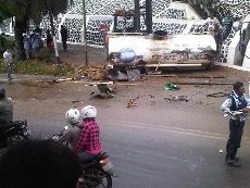 Truk Tangki Solar Terguling, Warga Samarinda Rebutan 10 Ton Solar