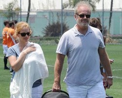 Aktor Hollywood Ini Jadi Kontroversi Karena Bawa Bayi ke Pesta Playboy