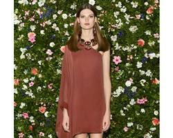 Bergaya ala 60-an dengan Busana Terbaru Gucci