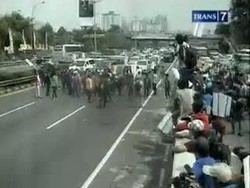 Unjuk Rasa Hadang Mobil Anggota DPR