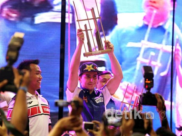 Lorenzo Bermain Angklung