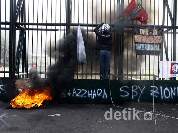 Tolak RUU Kamnas, Bakar Ban di Gerbang DPR