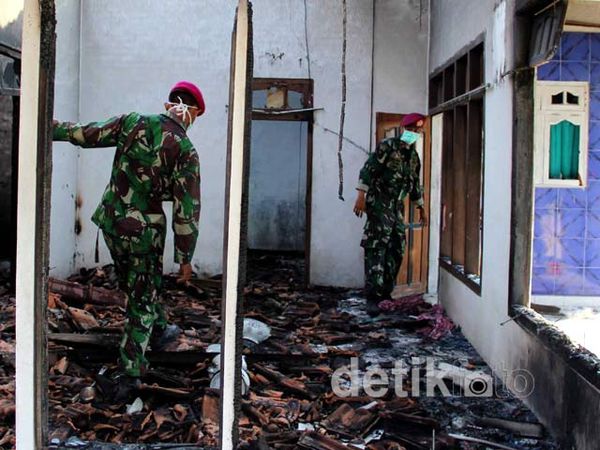 TNI Bersihkan Puing-puing Kerusuhan di Lampung