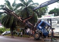 Truk Tangki Solar Terguling di Samarinda