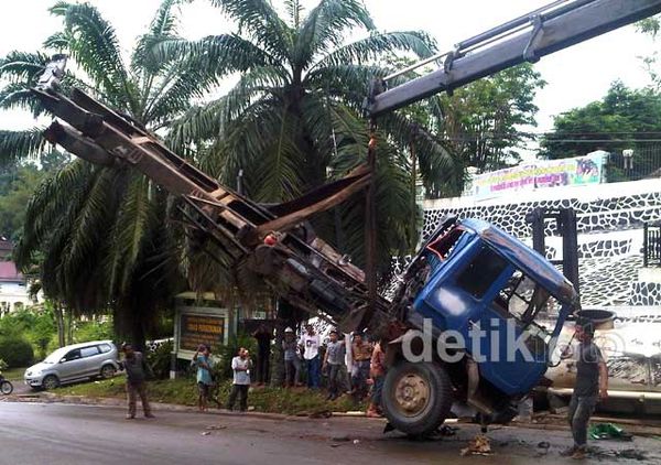 Truk Tangki Solar Terguling di Samarinda