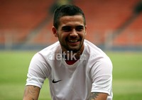 Diego ternyata pecinta aksesoris emas. Selain kalung dan cincin, pesepakbola kelahiran Deventer, Belanda, itu juga memasang dua gigi yang dilapisi emas.
