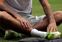 Diego memakai dua cincin emas yang dipasang dijari manis tangan kanan dan jari tengah tangan kiri.