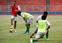 Diego (kiri) saat menjalani sesi latihan bersama pemain timnas senior untuk Piala AFF 2012 di Stadion Utama Gelora Bung Karno, Senayan, Jakarta, Selasa (30/10/2012).