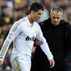PSG Dikabarkan Minati Ronaldo & Mourinho