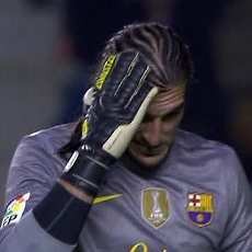 Barca Menang, Iniesta Bikin Gol Spesial, Pinto Dilempar Sandwich