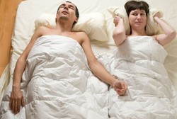 Punya Pasangan Tidur Suka Ngorok? Lakukan Ini