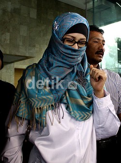 Tiba di Pengadilan Tipikor, Neneng Cipika Cipiki dengan Angie