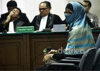 Tetap Bercadar, Istri Nazaruddin Ikuti Sidang Perdana