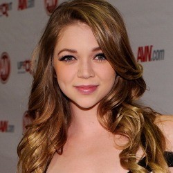 Bikin Video Klip Baru, Miley Cyrus Pakai Model Bintang Porno