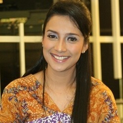 Main Film Perdana, Shahnaz Haque Dituntut Ngomong Kasar