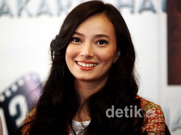 Senyuman Manis Asmirandah