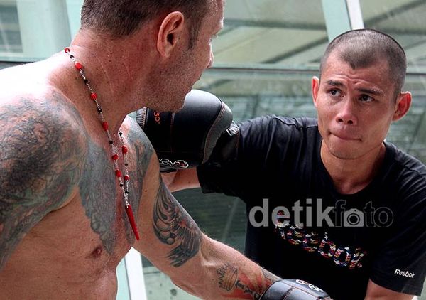 Jelang Lawan Piriyapinyo, Chris John Terus Berlatih