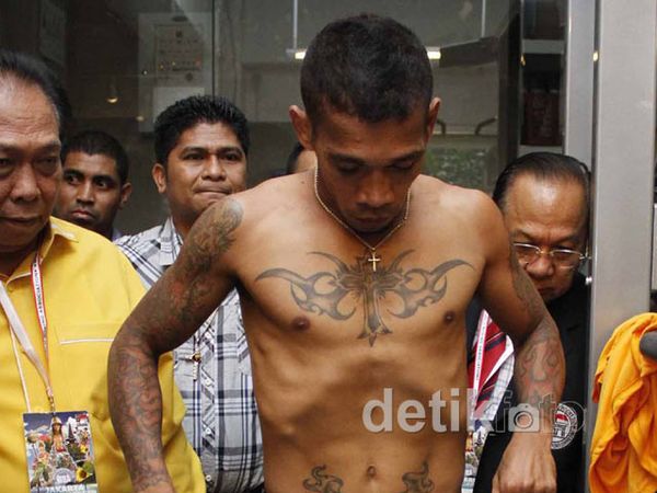 Jelang Tanding, Petinju Angky Angkota Timbang Badan