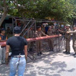 Satpol PP Potong Paksa Reklame Kedaluwarsa