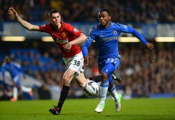 Daniel Sturridge berebut bola dengan Michael Keane dalam pertandingan yang dihelat di Stamford Bridge, Kamis (1/11/2012) dinihari WIB. Shaun Botterill/Getty Images.