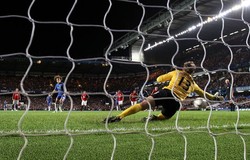 David Luiz sukses mengeksekusi penalti. Clive Rose/Getty Images.